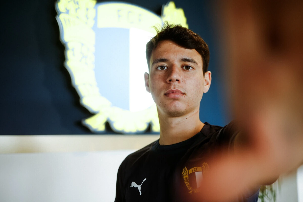 Imagem de contexto do artigo Pedro Santos rescinde com Benfica e assina pelo Famalicão