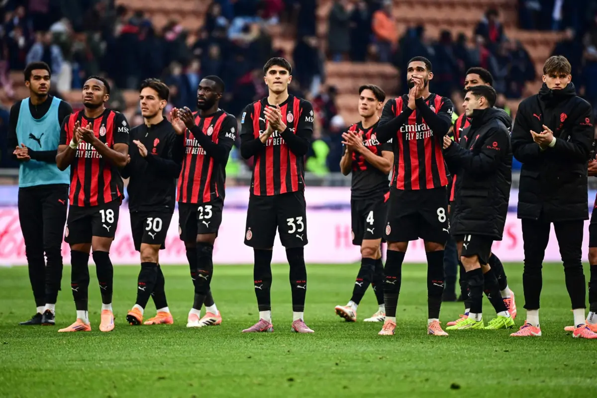 Jogadores do Milan após o empate por 2-2 frente ao Sassuolo