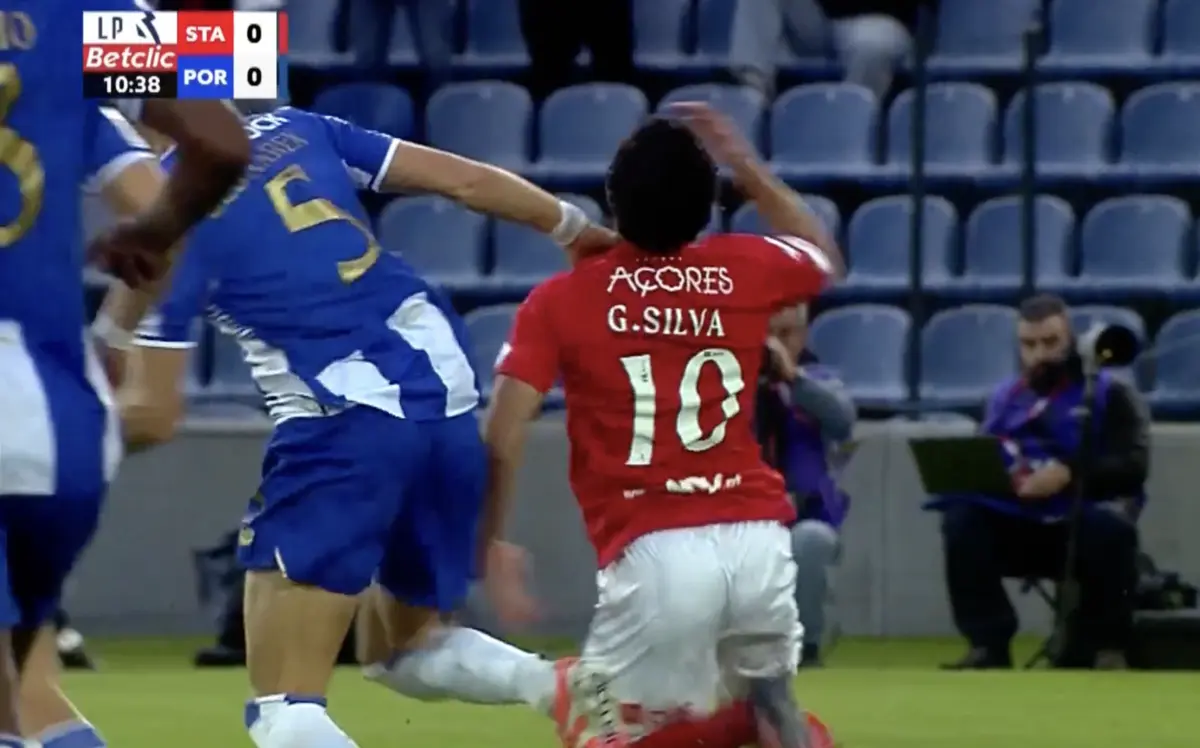Imagem de contexto do artigo Tribunal O JOGO | Bem mostrado o cartão a Bednarek por travar Gabriel Silva?