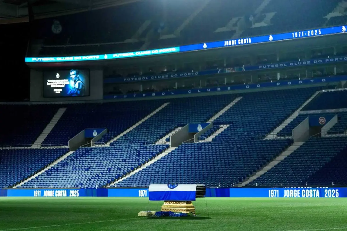 Imagem de contexto do artigo Urna de Jorge Costa no relvado do Dragão: "Obrigado por seres Porto até ao fim"