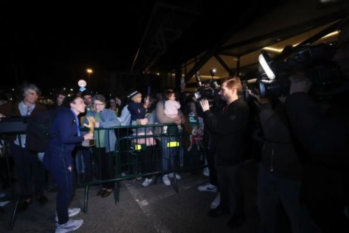 Seleção de futsal feminino recebida no aeroporto