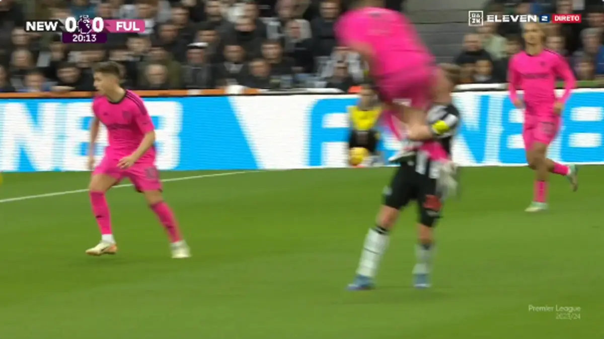 Imagem de contexto do artigo A entrada de Raúl Jiménez que foi punida com um vermelho