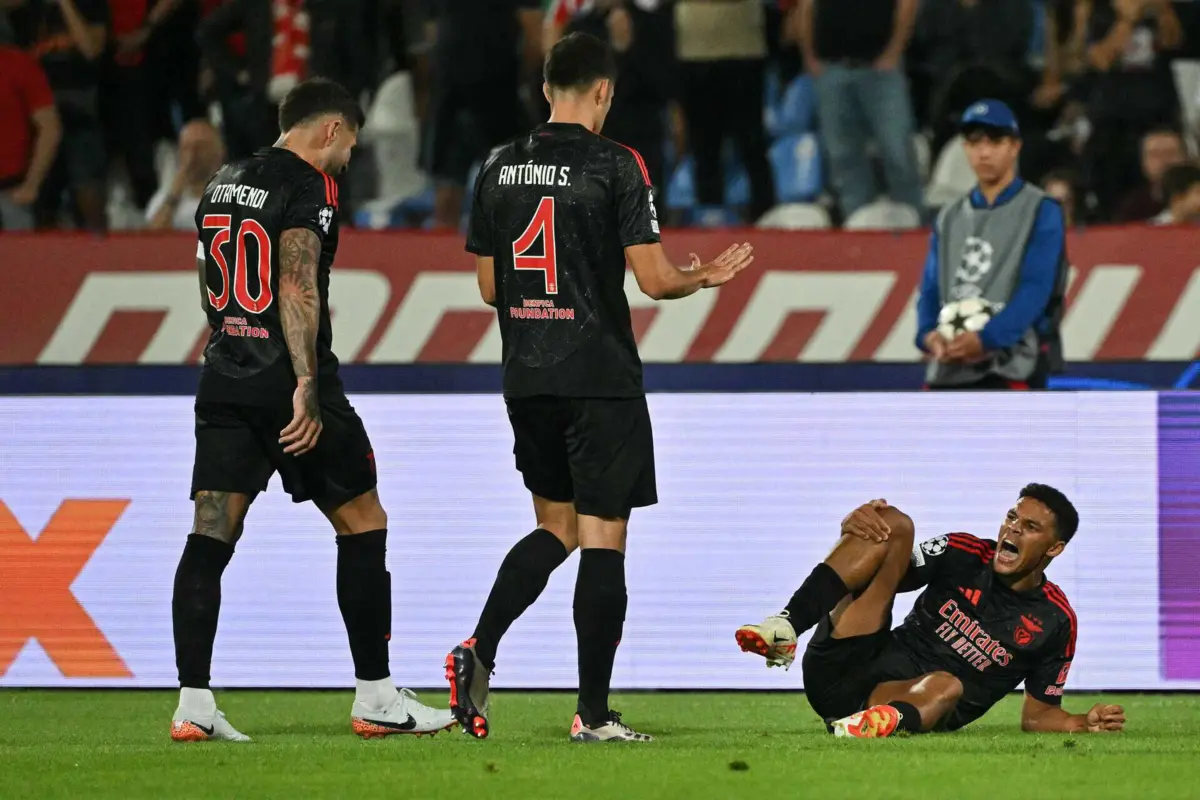 Bah saiu lesionado após entrada dura do jogador do Estrela Vermelha (créditos: Andrej ISAKOVIC / AFP)