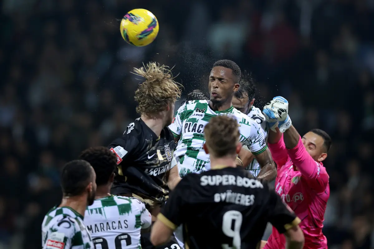 Sidnei e Hjulmand disputam a bola pelo ar (Miguel Pereira)