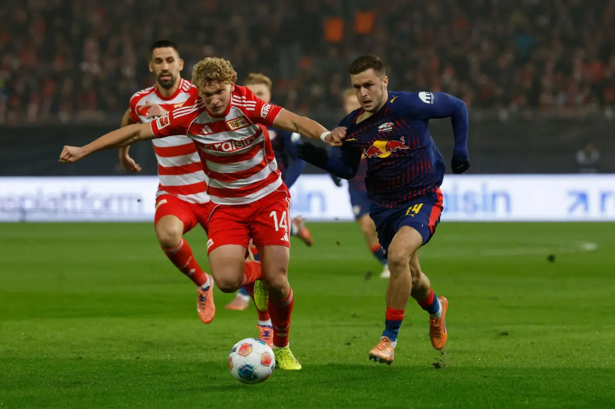 Leopold Querfeld à esquerda