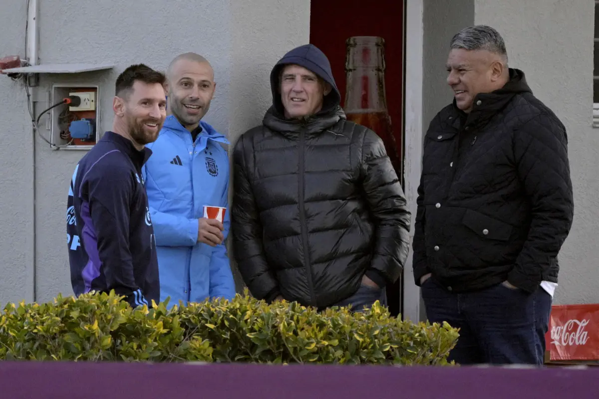 Messi, Mascherano e à direita Chiqui Tapia (JUAN MABROMATA AFP)