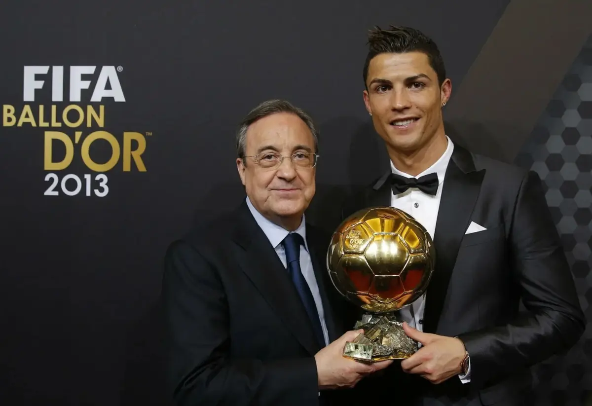 Florentino Pérez e Cristiano Ronaldo posam com a Bola de Ouro (créditos: Real Madrid)
