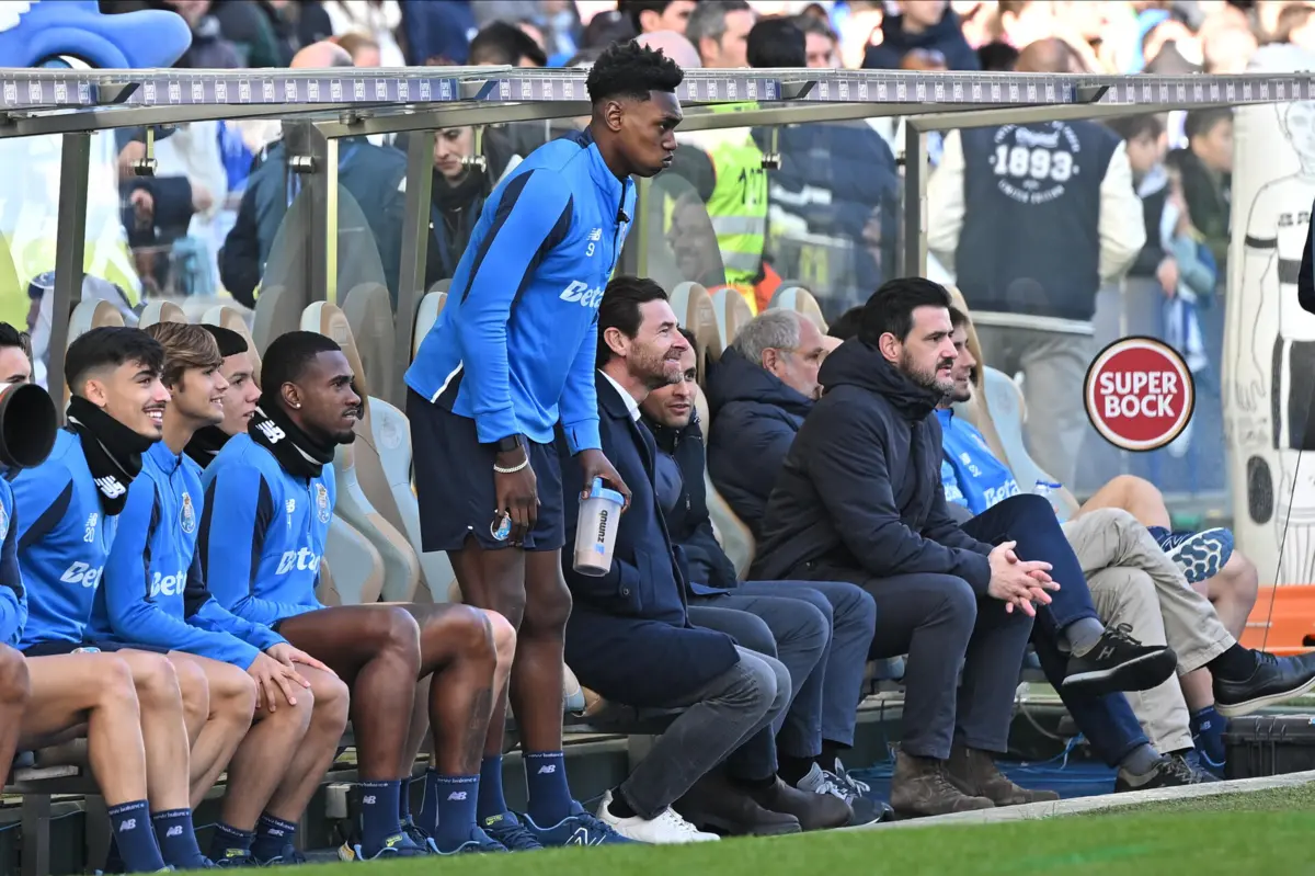 Villas-Boas no banco (Créditos: Pedro Granadeiro/Global Imagens)