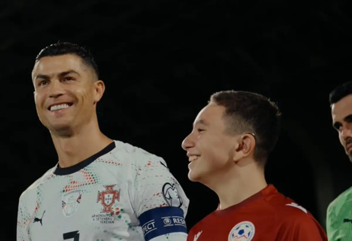 Imagem de contexto do artigo Ao detalhe: a emoção de um jovem arménio ao entrar em campo com Cristiano Ronaldo