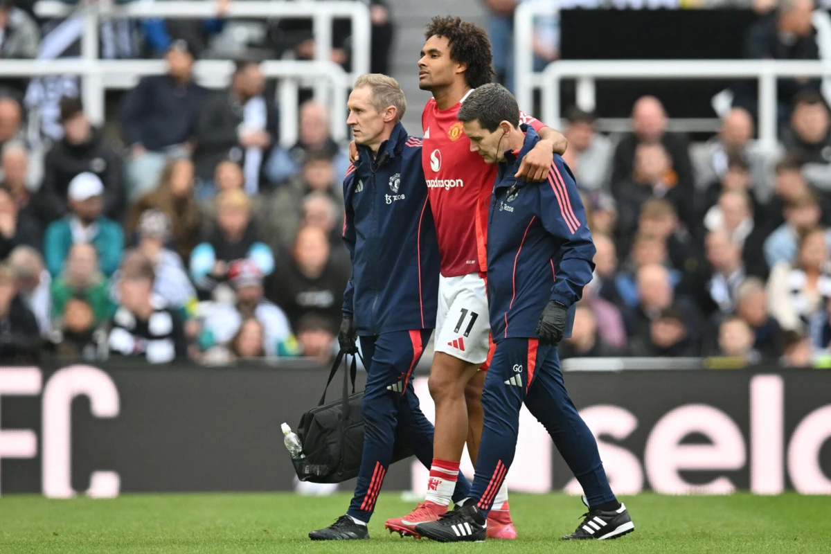 Zirkzee saiu lesionado frente ao Newcastle (créditos: AFP)