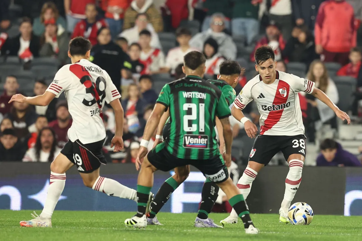 Ian Subiabre, à direita, com a bola controlada