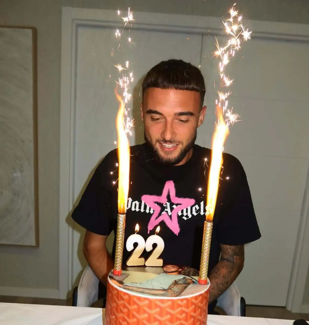 Debast com o bolo do seu 22.º aniversário