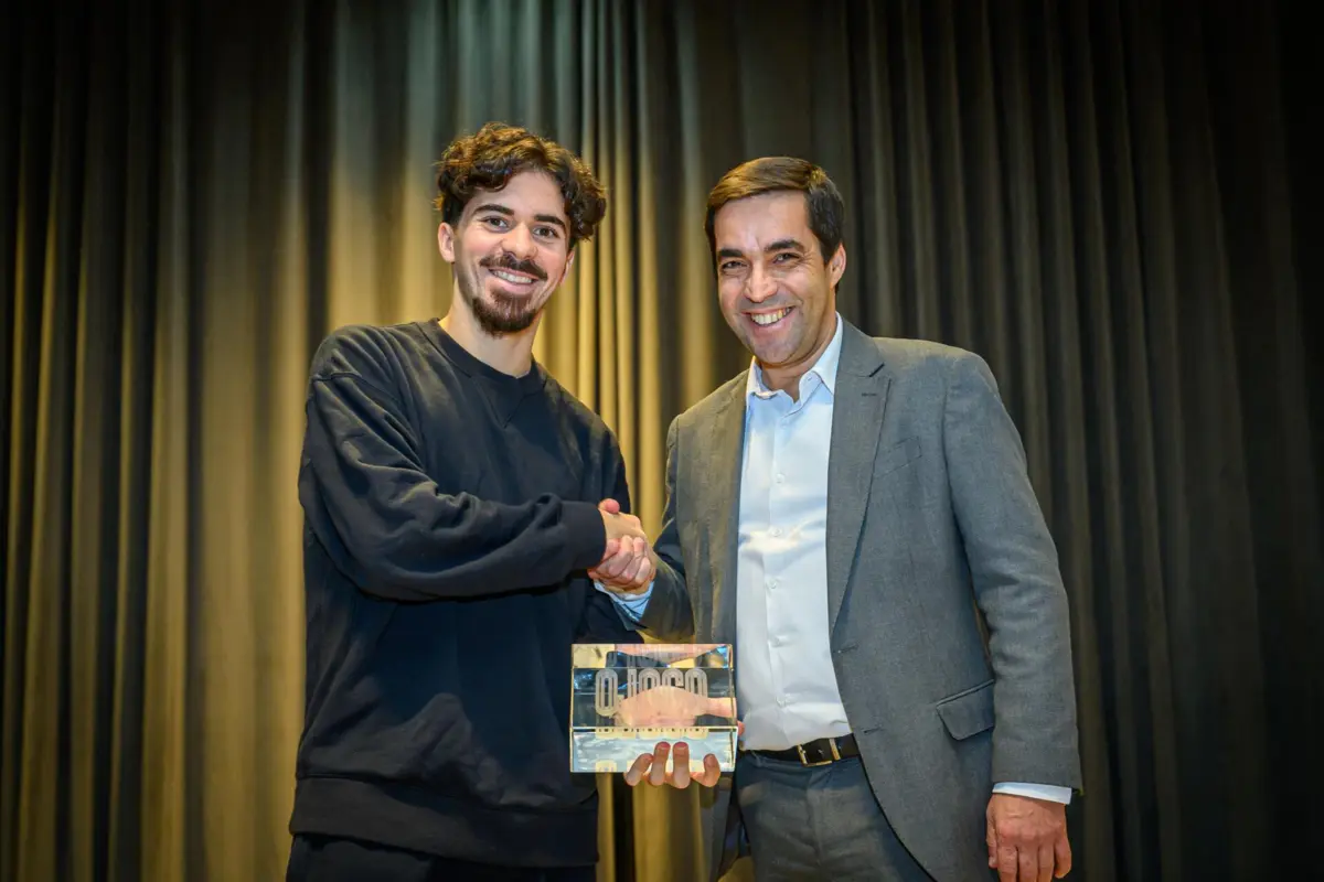 Vitinha com Nuno Vieira, diretor de O JOGO, e um gesto que muito se repetiu em 2025, com o médio a receber um prémio