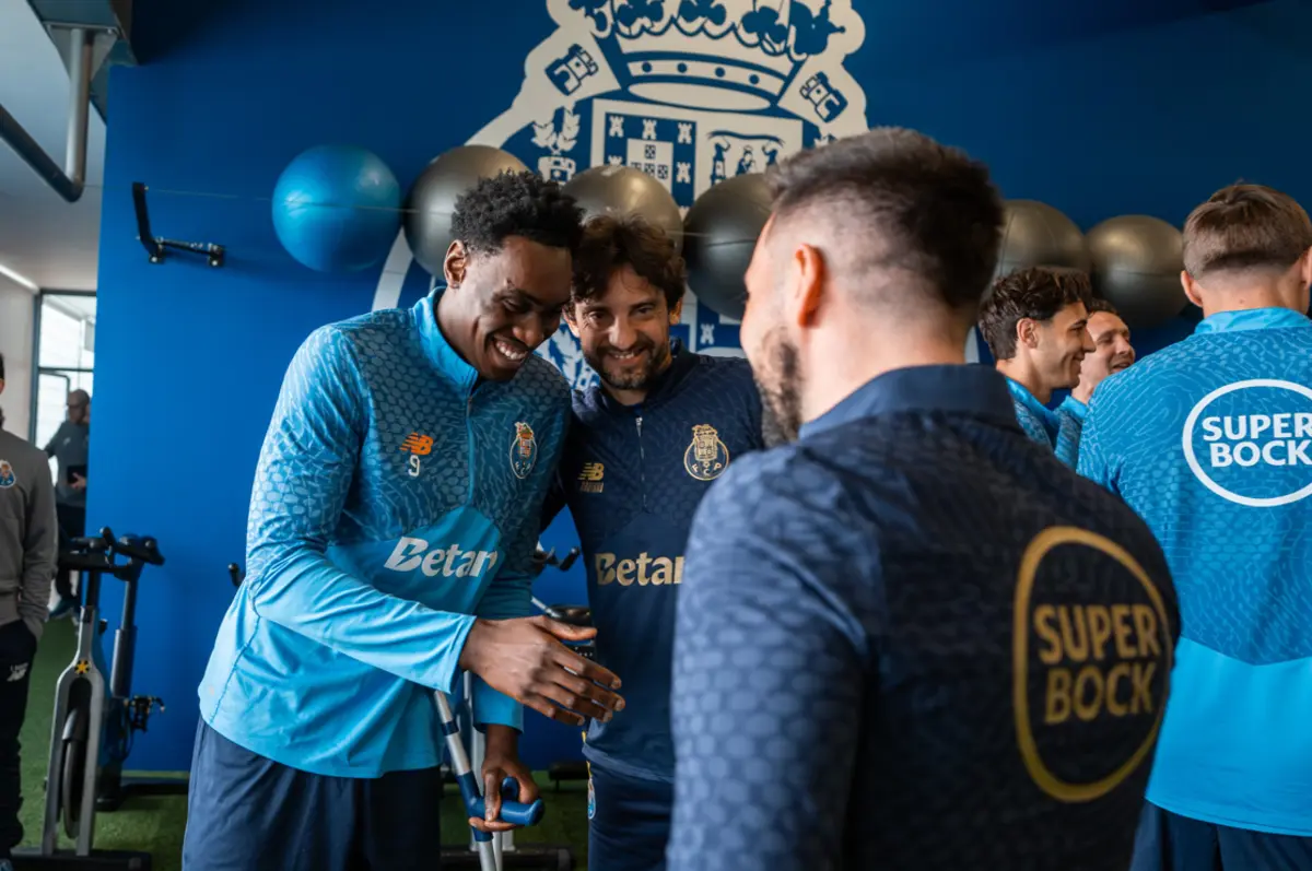 Imagem de contexto do artigo Sorrisos e abraços no regresso de Samu ao FC Porto. Veja as imagens