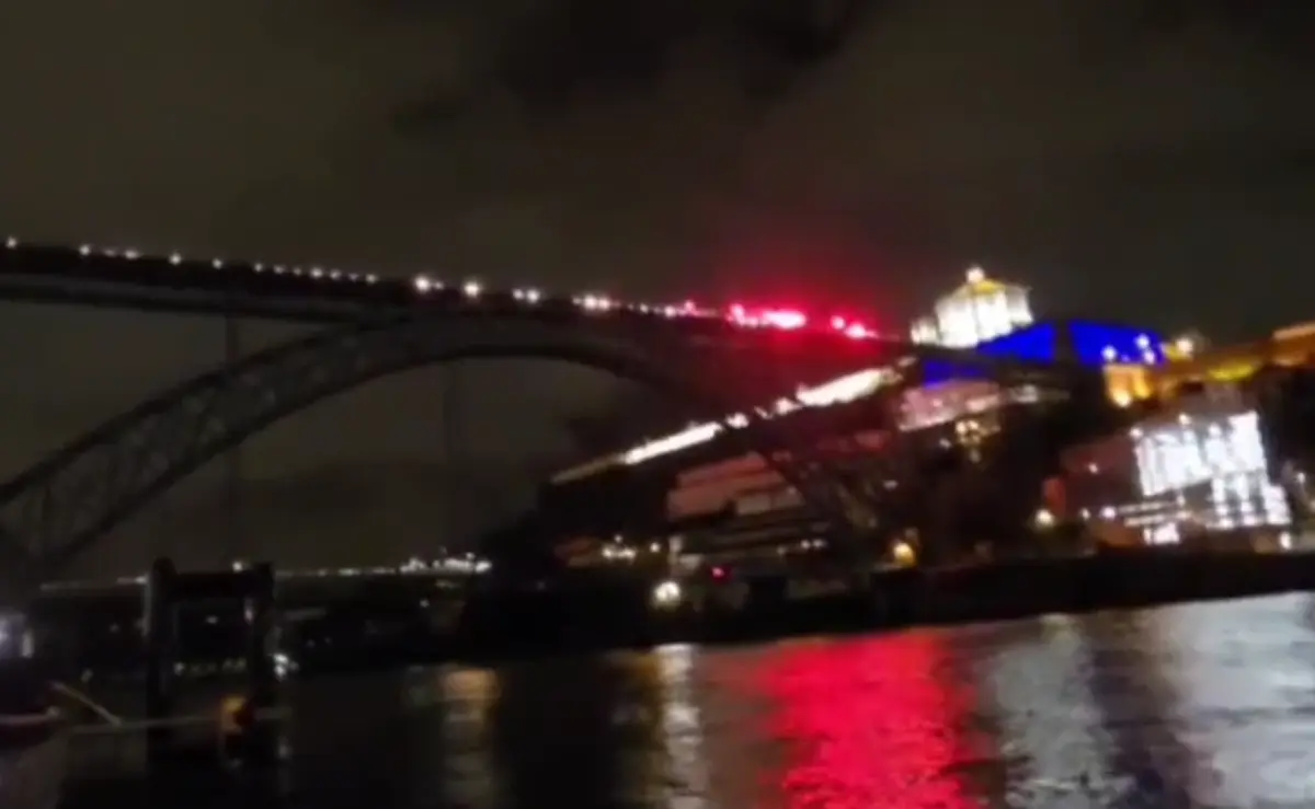 Imagem de contexto do artigo Adeptos do Benfica colocaram tarjas e acenderam tochas na Ponte Luís I