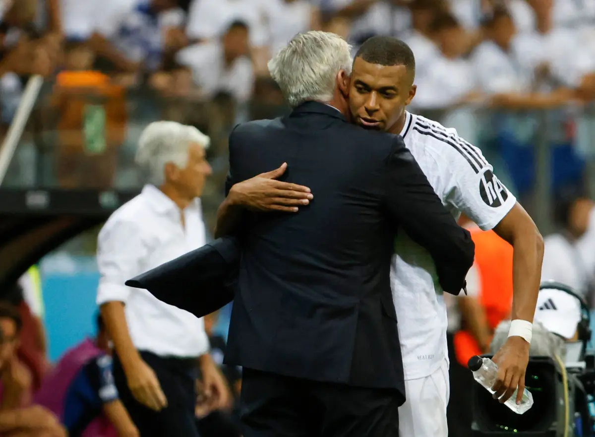 Ancelotti e Mbappe (Wojtek RADWANSKI AFP)