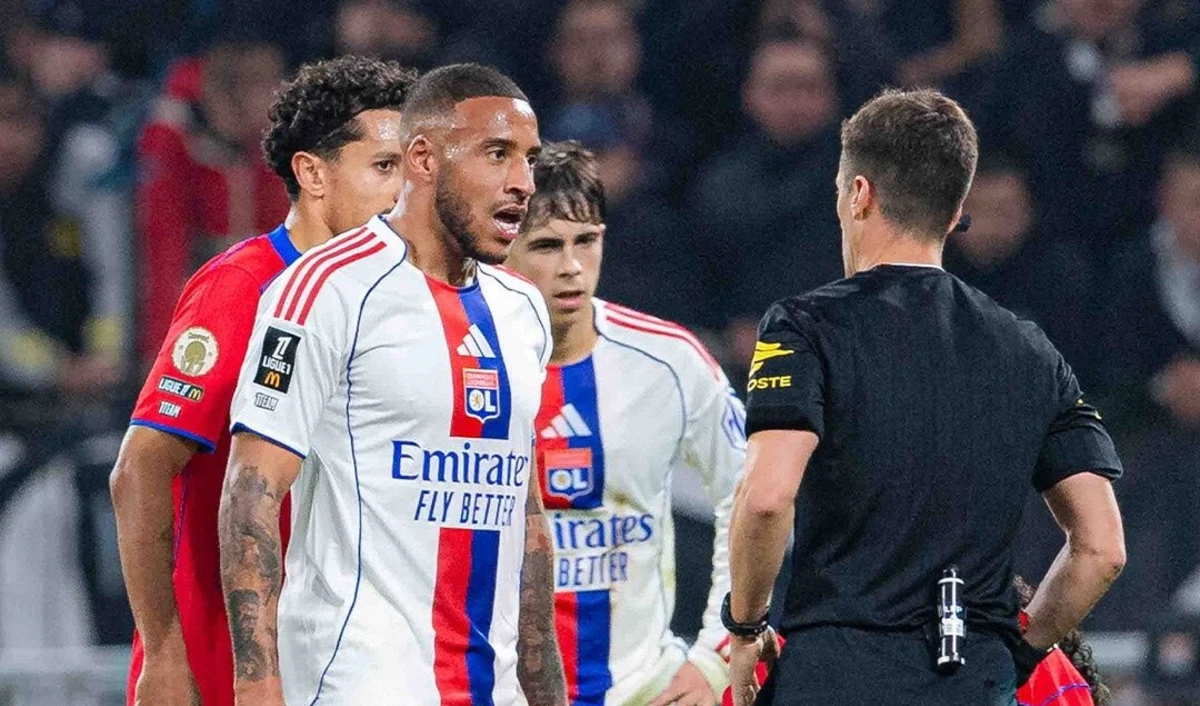 Lyon-PSG ficou marcado por queixas contra o árbitro