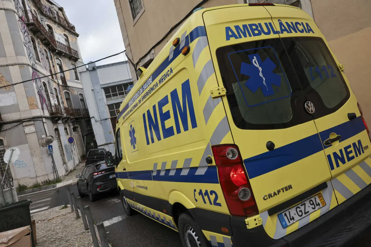 Imagem de contexto do artigo Duas pessoas soterradas após queda de muro em Albufeira