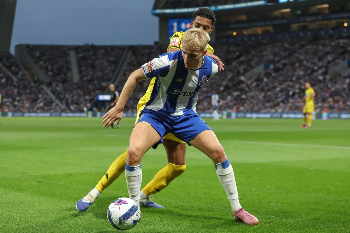 Victor Froholdt em ação no jogo com o Nacional