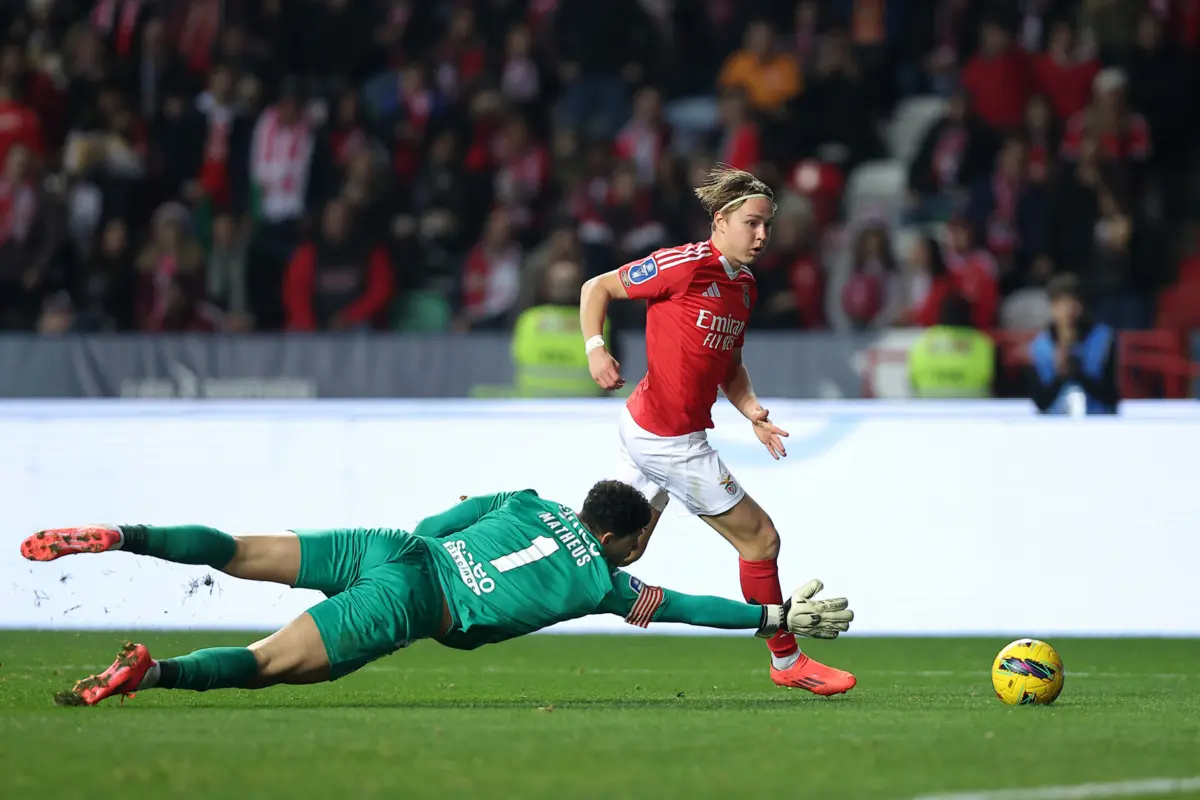 Schjelderup passa por Matheus (Miguel Pereira)