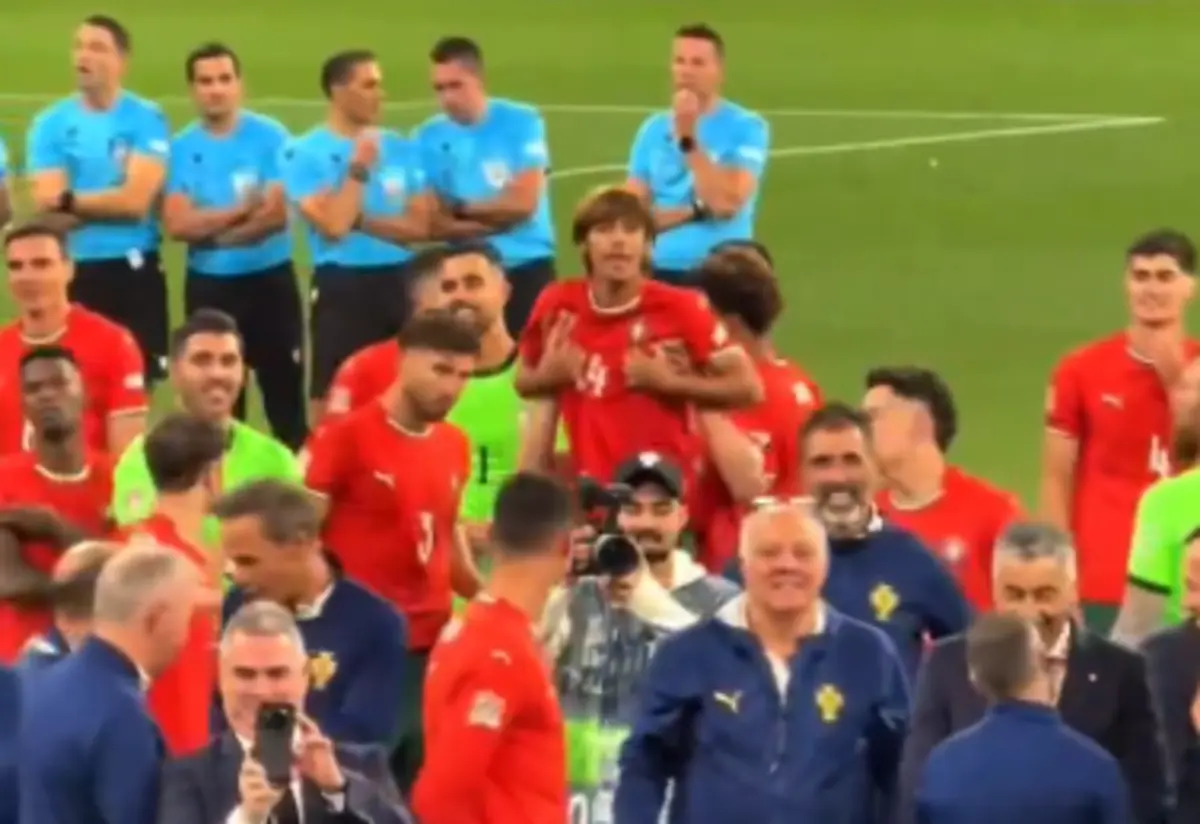 Imagem de contexto do artigo O insólito momento em que Gonçalo Inácio levanta Rodrigo Mora para ver Pepe na bancada