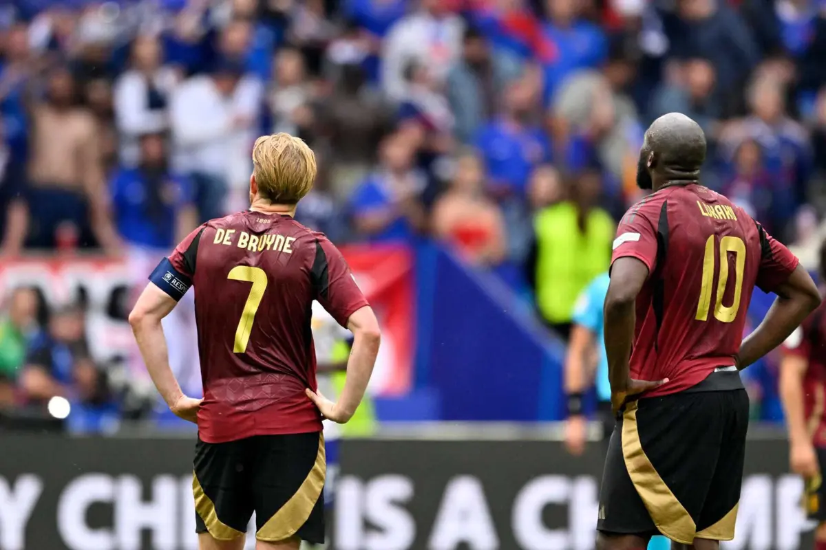 Kevin De Bruyne e Romelu Lukaku (Créditos: AFP)