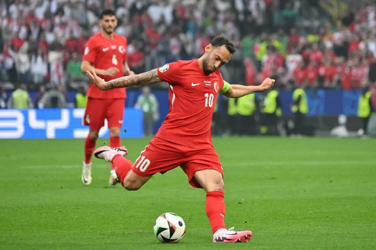 Çalhanoglu (créditos: Alberto PIZZOLI / AFP)