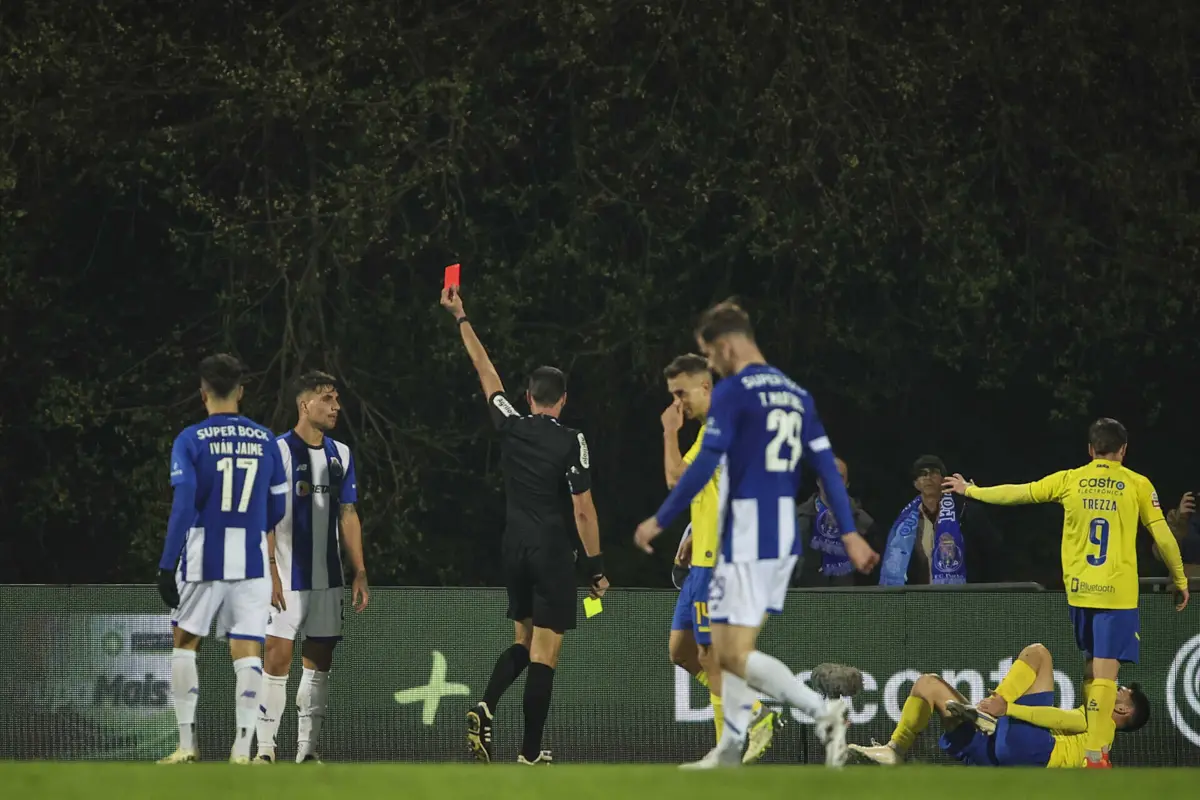 Fábio Cardoso viu o vermelho em Arouca (créditos: Tony Dias/Global Imagens)
