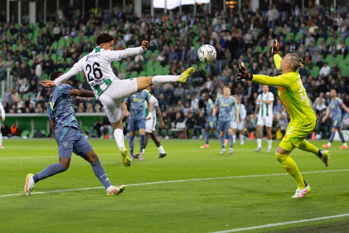 Imagem de contexto do artigo Golpe de teatro nos Países Baixos: Ajax sofre golo aos 90'+9' e entrega liderança ao PSV