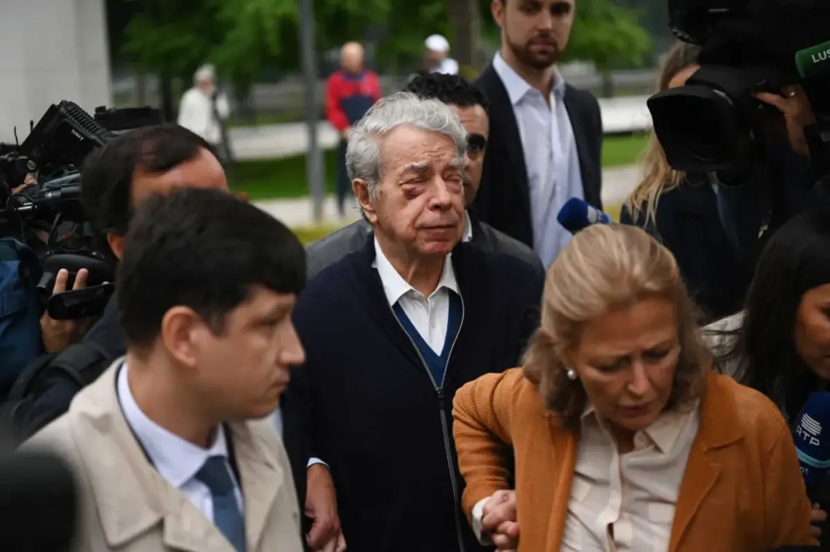 Ricardo Salgado amparado pela mulher (Créditos: Rita Chantre)