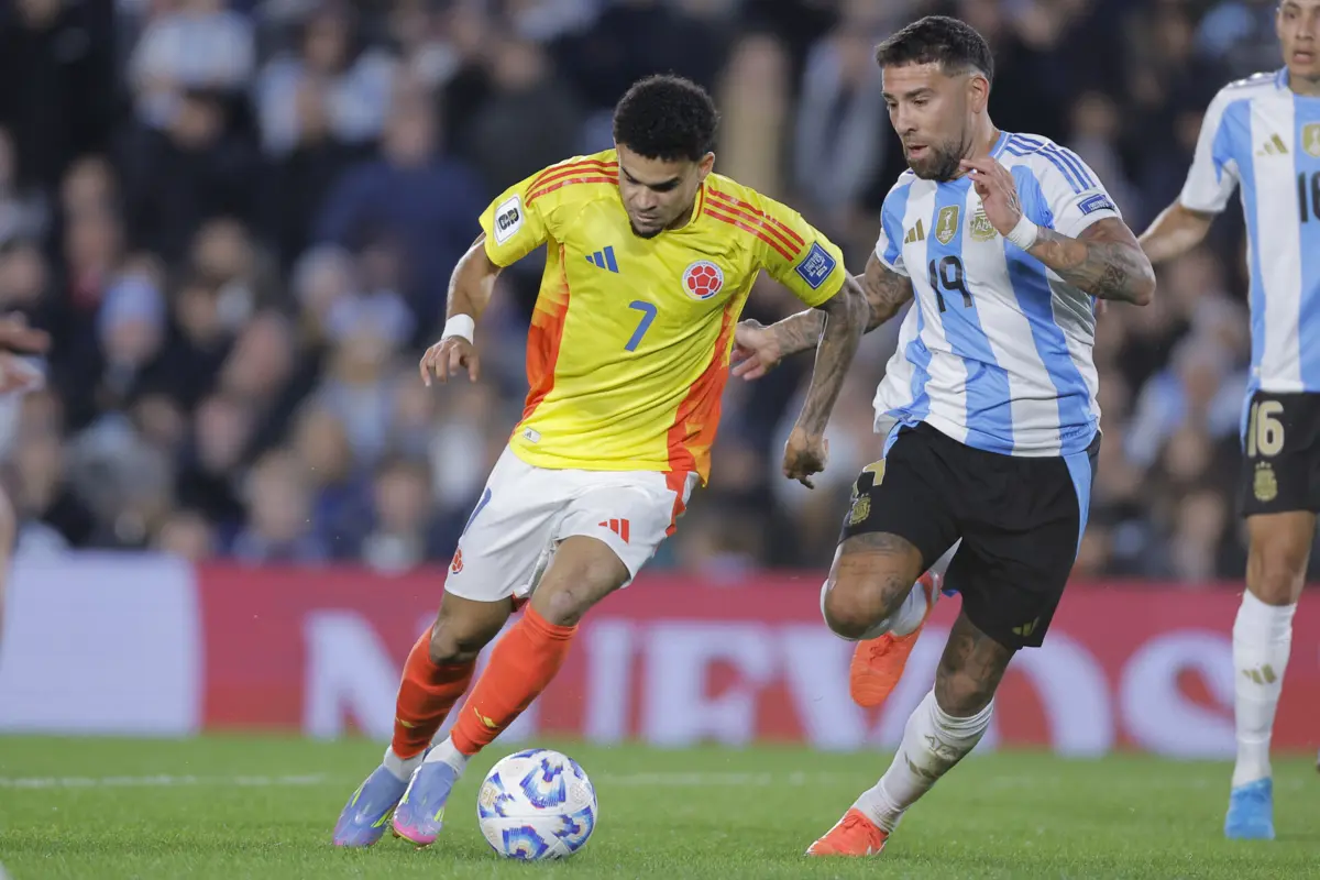 Otamendi num duelo com Luis Díaz (Créditos: EPA)