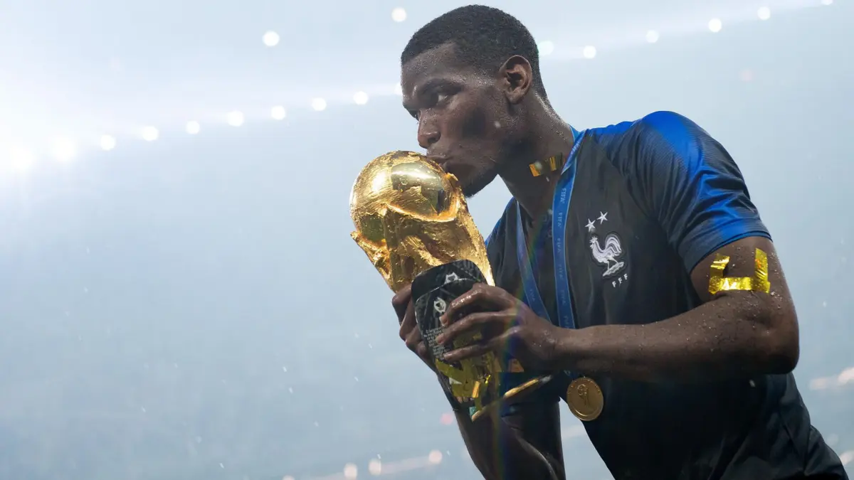 Pogba beija troféu do Mundial'2018 (créditos: Manchester United)