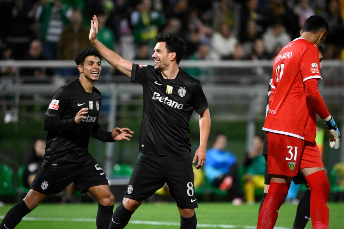 João Simões celebra o golo de Pedro Gonçalves