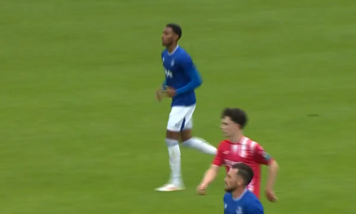 Imagem de contexto do artigo Dois golos de belo efeito de Chermiti em jogo-treino do Everton