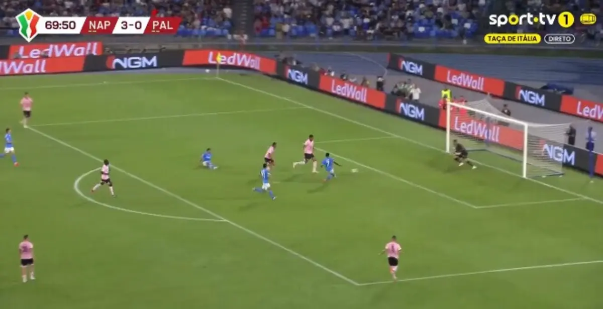 Imagem de contexto do artigo David Neres estreia-se a marcar em goleada do Nápoles. Veja o lance