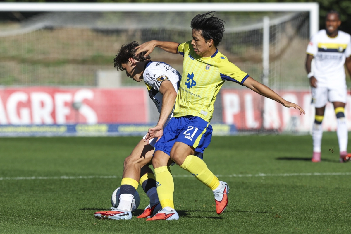Gustavo Sá e Fukui disputam a bola