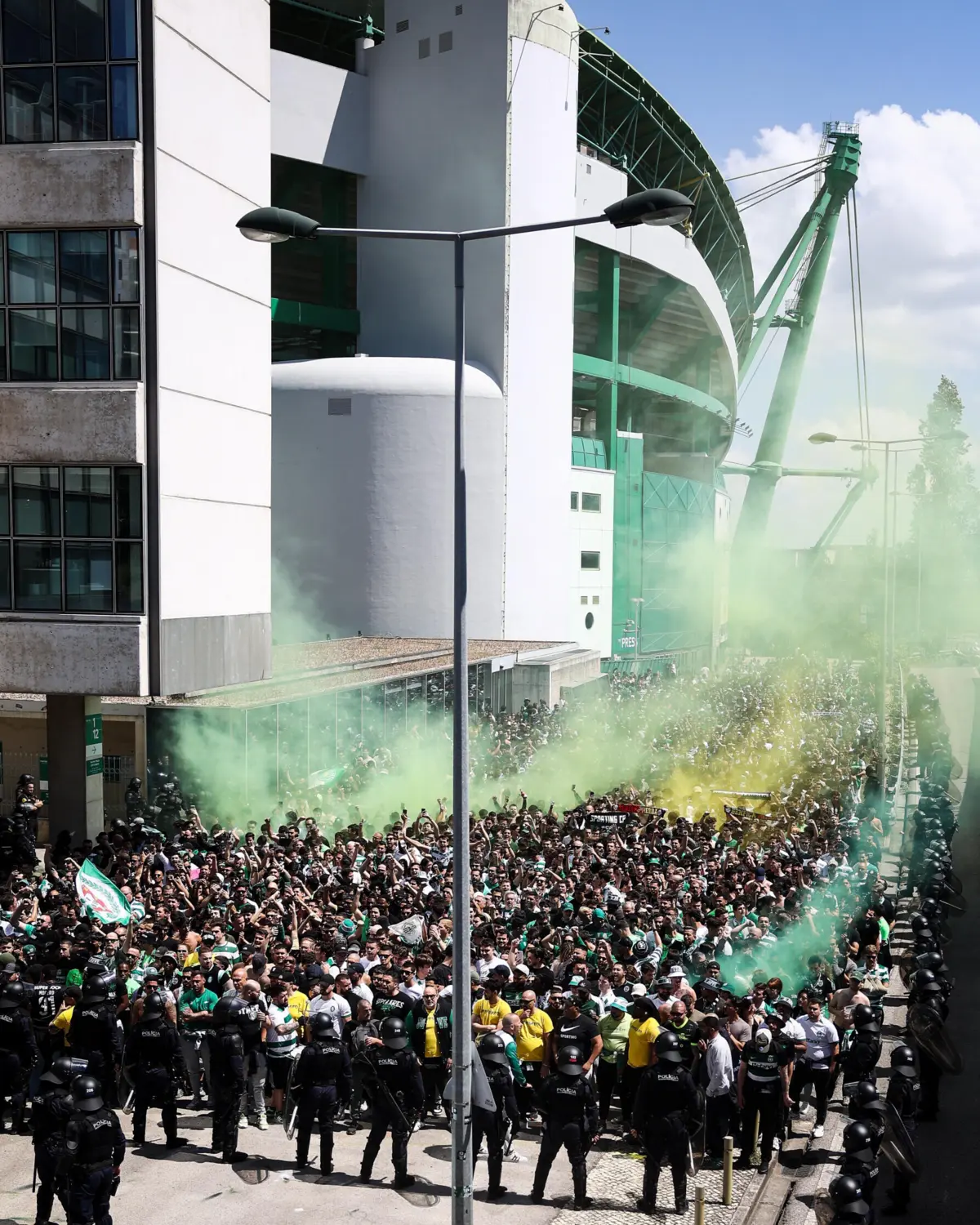 Imagem de contexto do artigo As imagens da maré verde a caminho do Estádio da Luz