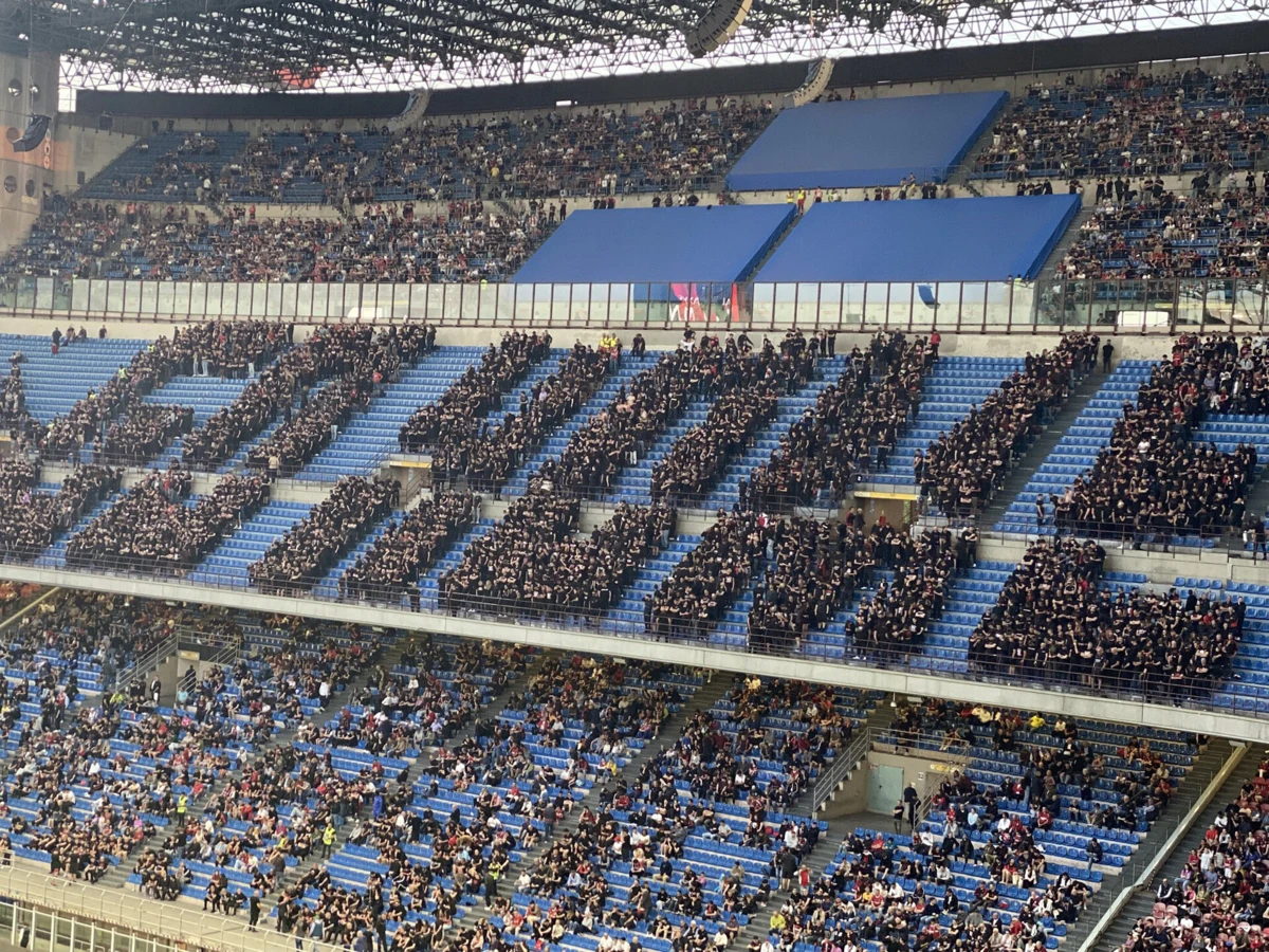 Mensagem dos ultras do Milan para a direção (créditos: X/MilanXtra)