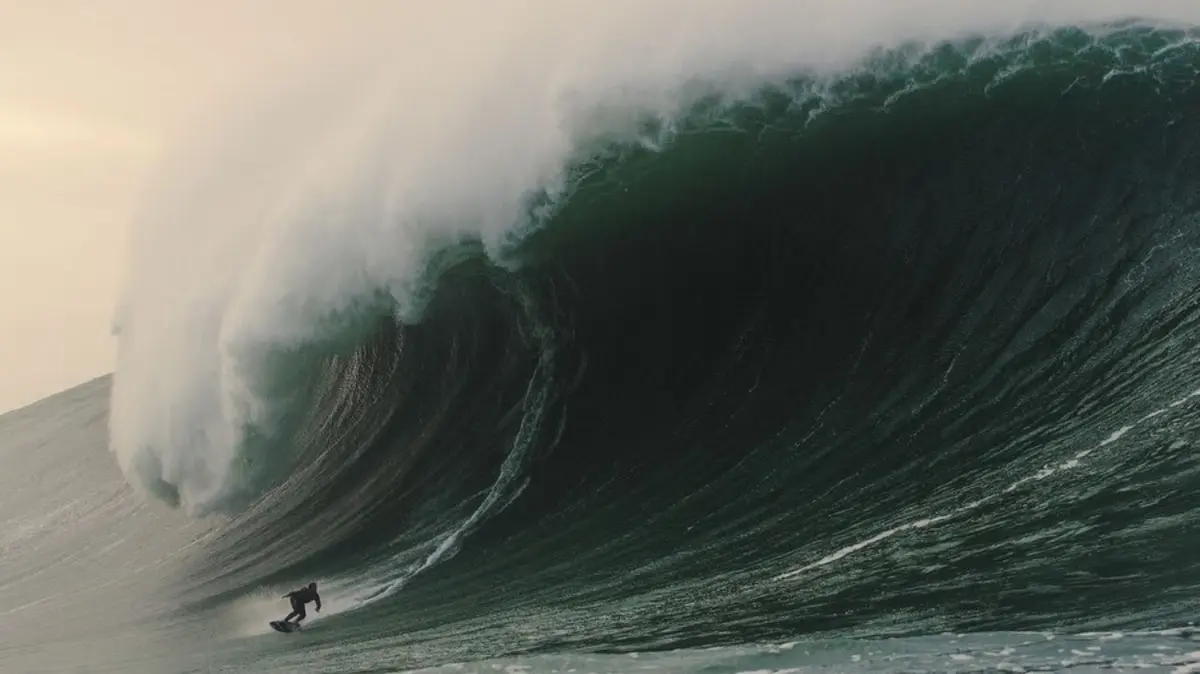 Rodrigo Coxa surfa onda gigante na Nazaré