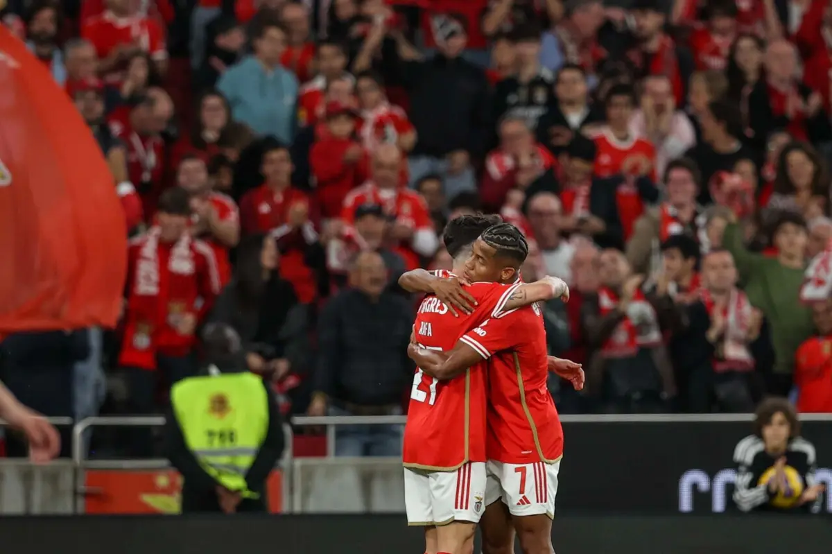 David Neres com Rafa (Créditos: Sport Lisboa e Benfica)