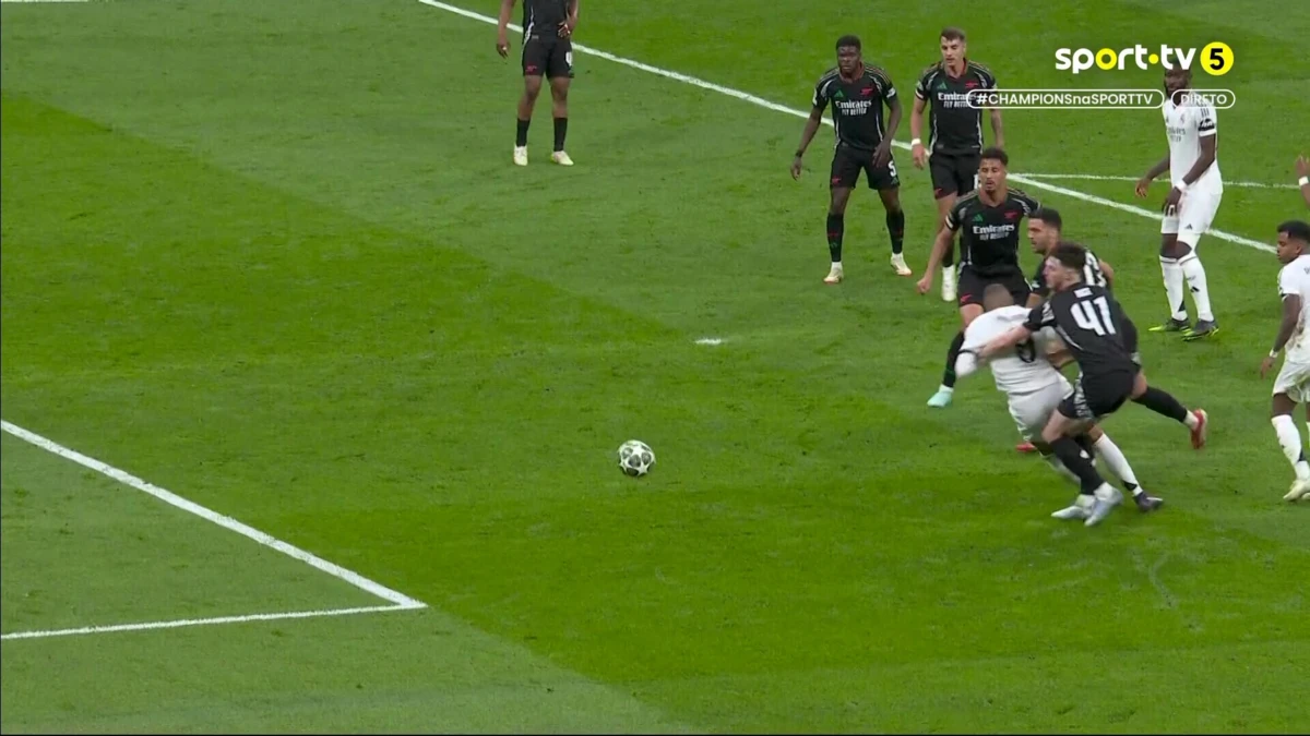 Imagem de contexto do artigo Polémica no Real Madrid-Arsenal: após seis minutos, VAR reverte penálti