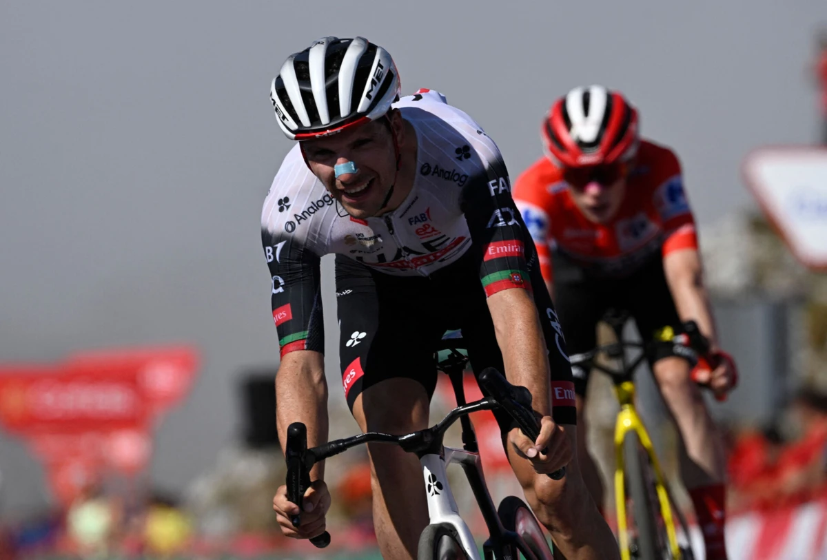 João Almeida e Jonas Vingegaard (Créditos: AFP)