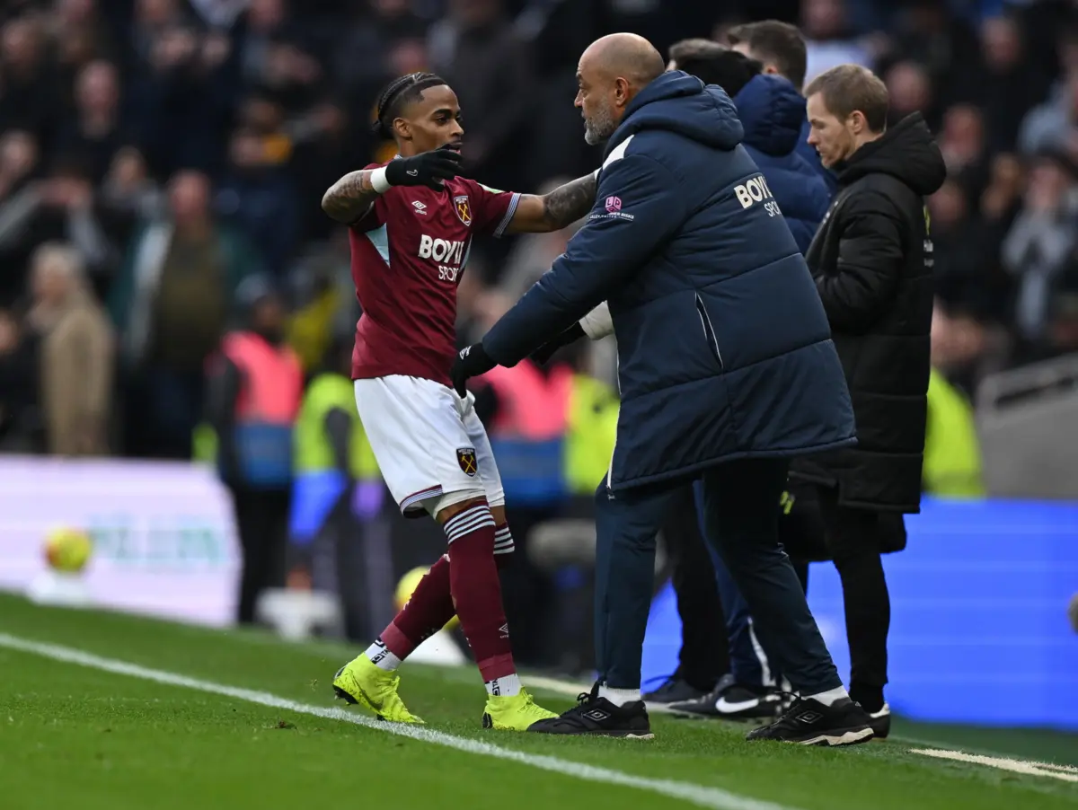 Imagem de contexto do artigo Balneário está com Nuno Espírito Santo: Summerville marcou e foi abraçar o treinador do West Ham