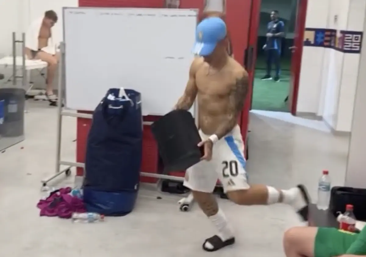 Imagem de contexto do artigo A festa de Prestianni no balneário após ser eleito homem do jogo no Mundial sub-20