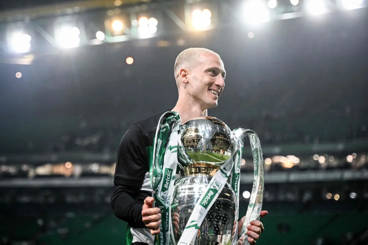 Nuno Santos com o troféu de campeão (Créditos: AFP)