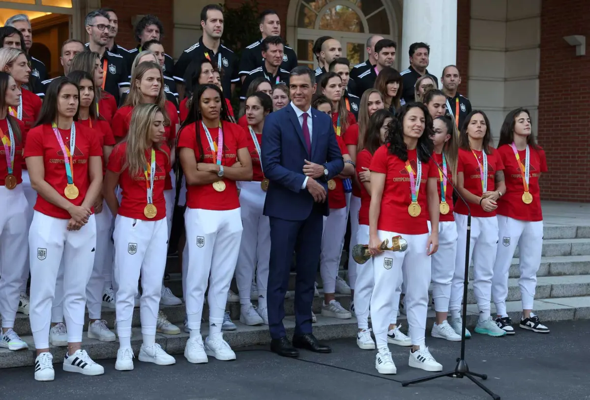 Ivana Andrés discurso ao lado do presidente espanhol Pedro Sánchez, após a conquista do Mundial (créditos: AFP)