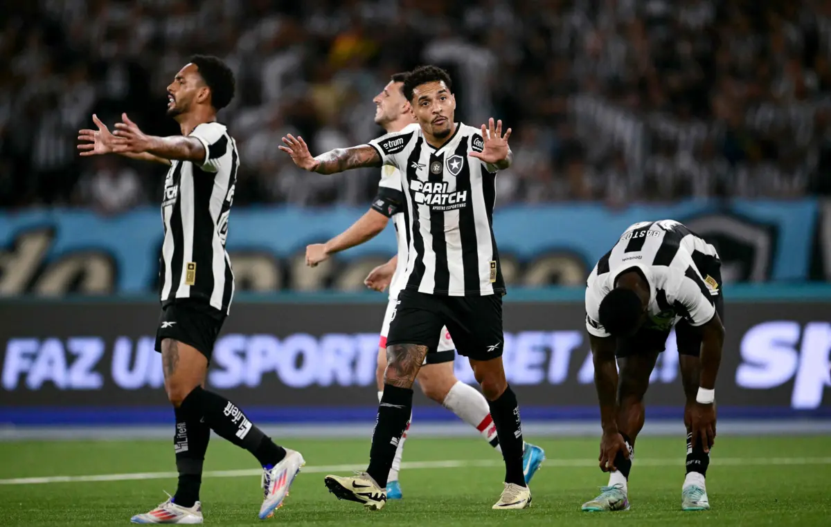 Gregore, ao meio (Mauro PIMENTEL AFP)