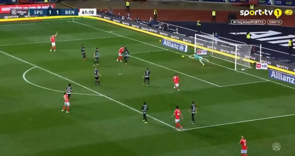 Imagem de contexto do artigo Sporting-Benfica: Franco Israel negou golo a Di María e Kokçu. Veja o vídeo