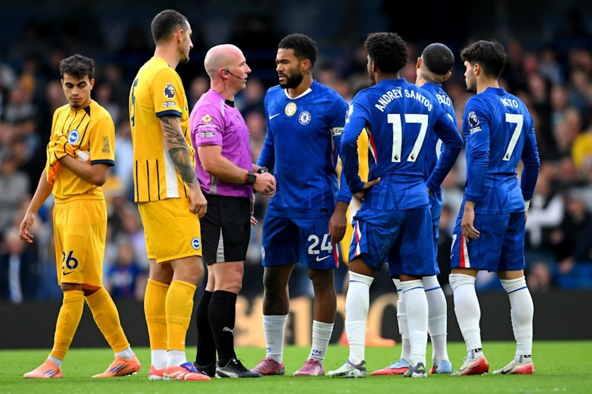Reece James fala com árbitro