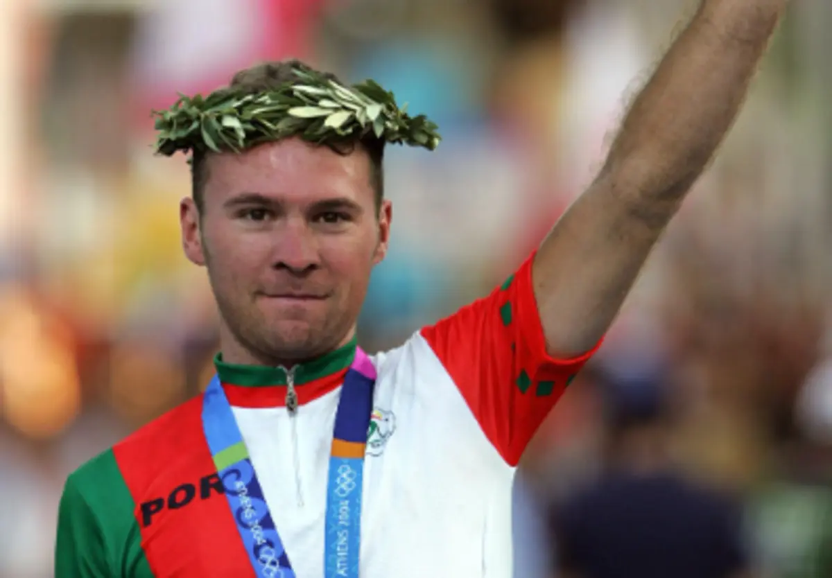 Imagem de contexto do artigo As memórias de uma prata em Atenas'2004: "Sento-me no chão, encostado a uma barreira..."